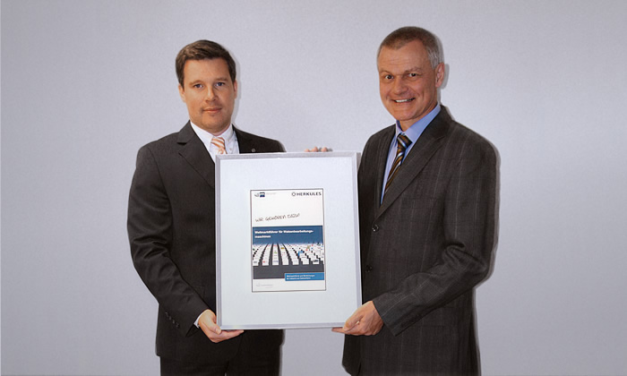 Klaus Gräbener hands the market leader certificate to Max Thoma 