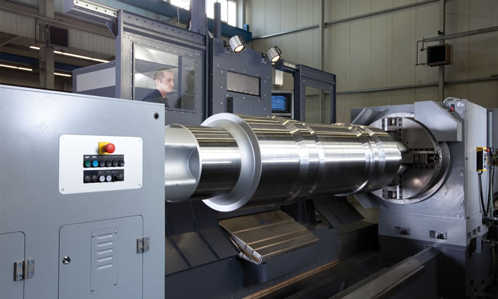 Heavy-duty turning lathe of the NWD series with mounted roll