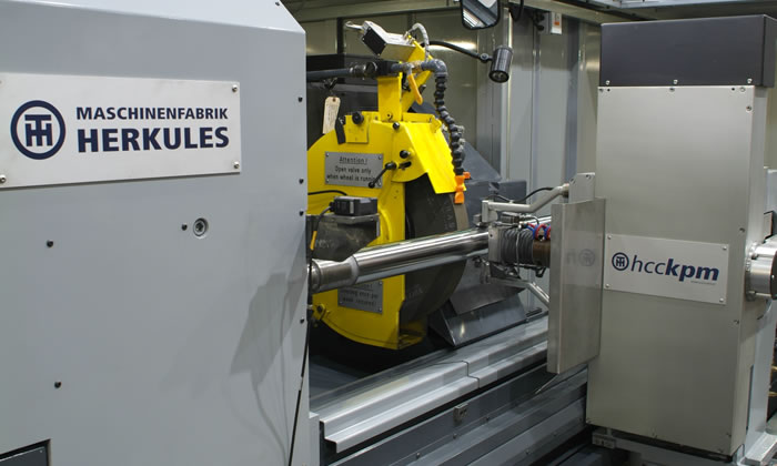 High-precision grinding of a roll for the stainless steel industry 
