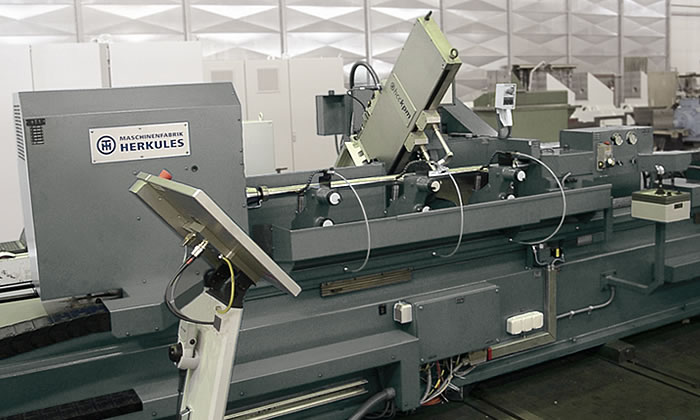Highest precision – roll grinder with travelling workpiece 
